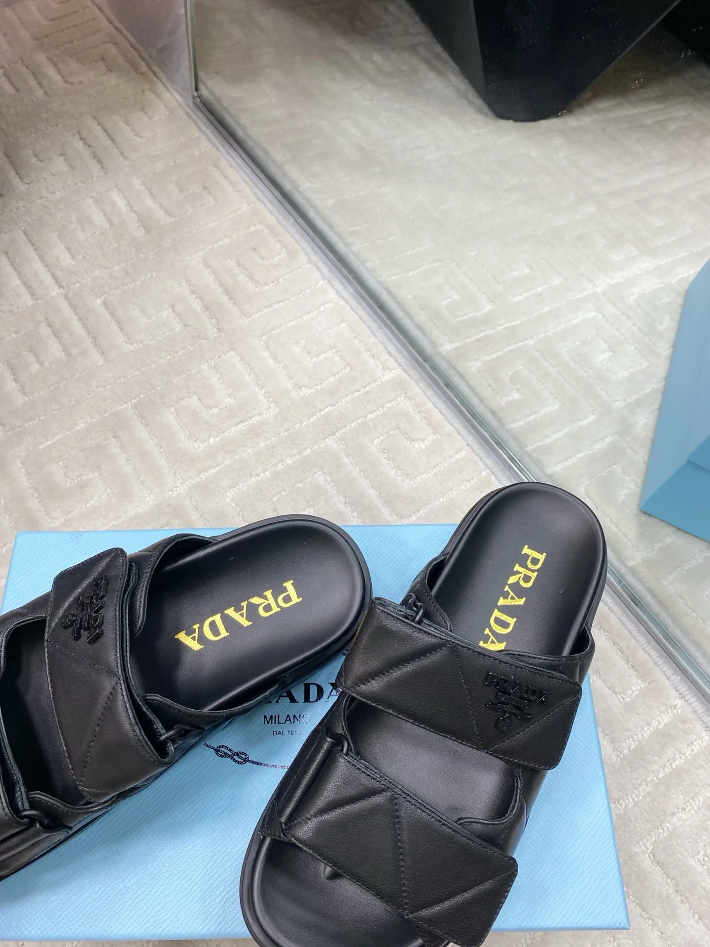 👟👟Ex-factory price 580👟👟 Prada Prada 2025 spring and summer new sandals Roman thick-soled Velcro sandals slippers The latest catwalk style, classic upgrades Comfort and fashionability coexist Each color combination looks good, and the design matches different style needs Upper: Original customized cowhide Lining: Original customized sheepskin lining, cowhide Foot pads Outsole: Original open-molded anti-slip outsole Shoe size: 35-40